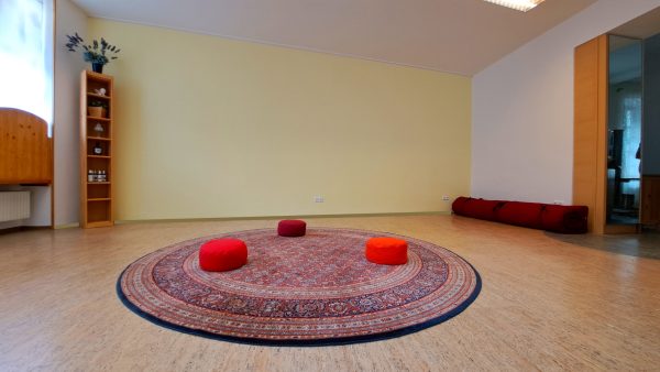 Setting mit rundem Teppich und 3 Sitzpölstern